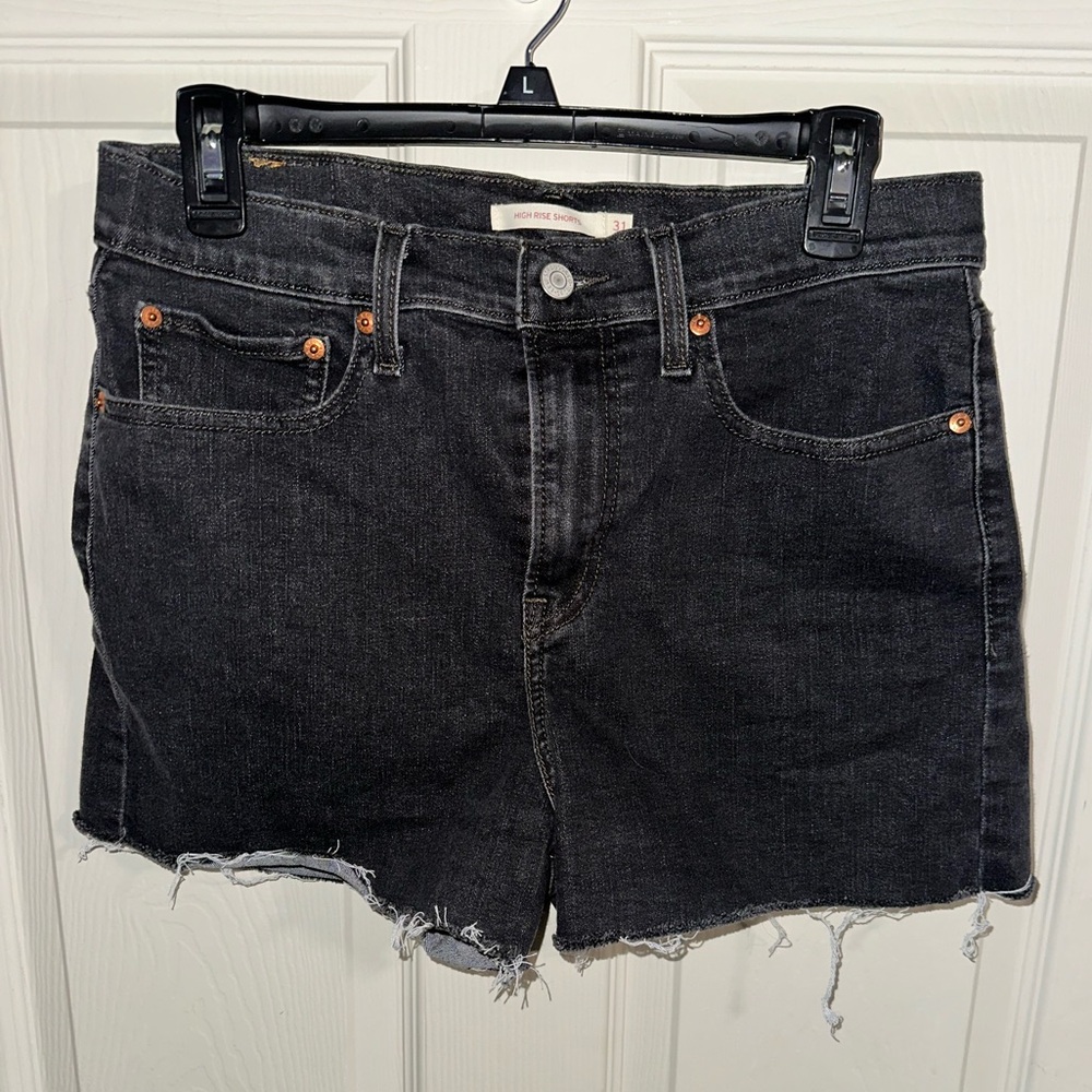 Black Levi’s shirts